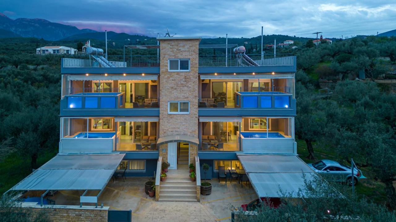 Grand Suites With Private Pools Каламата Экстерьер фото