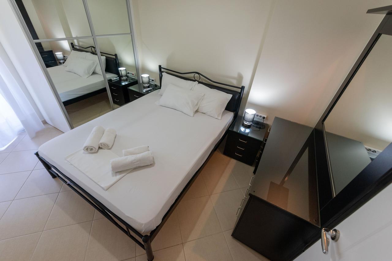 Grand Suites With Private Pools Каламата Экстерьер фото
