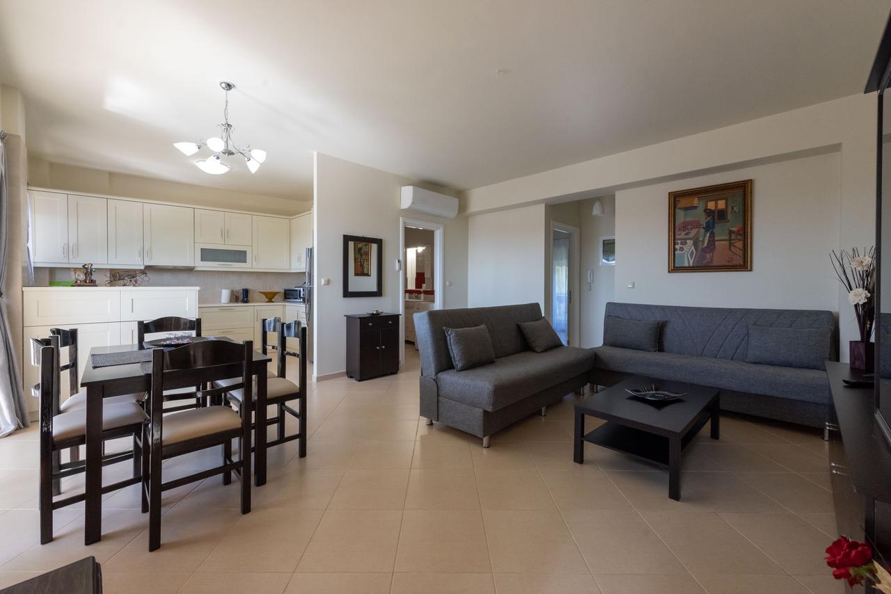 Grand Suites With Private Pools Каламата Экстерьер фото