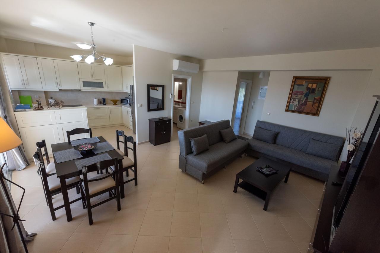 Grand Suites With Private Pools Каламата Экстерьер фото