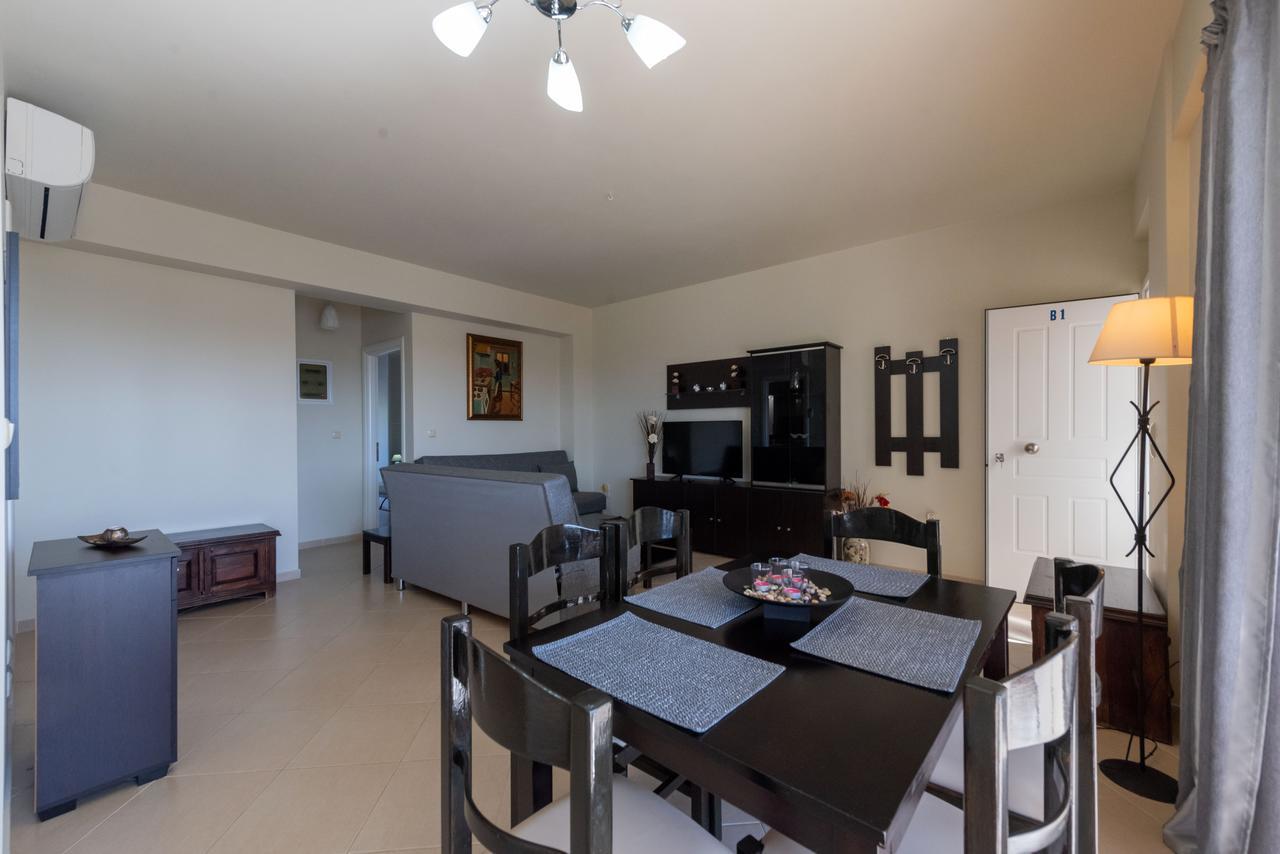 Grand Suites With Private Pools Каламата Экстерьер фото