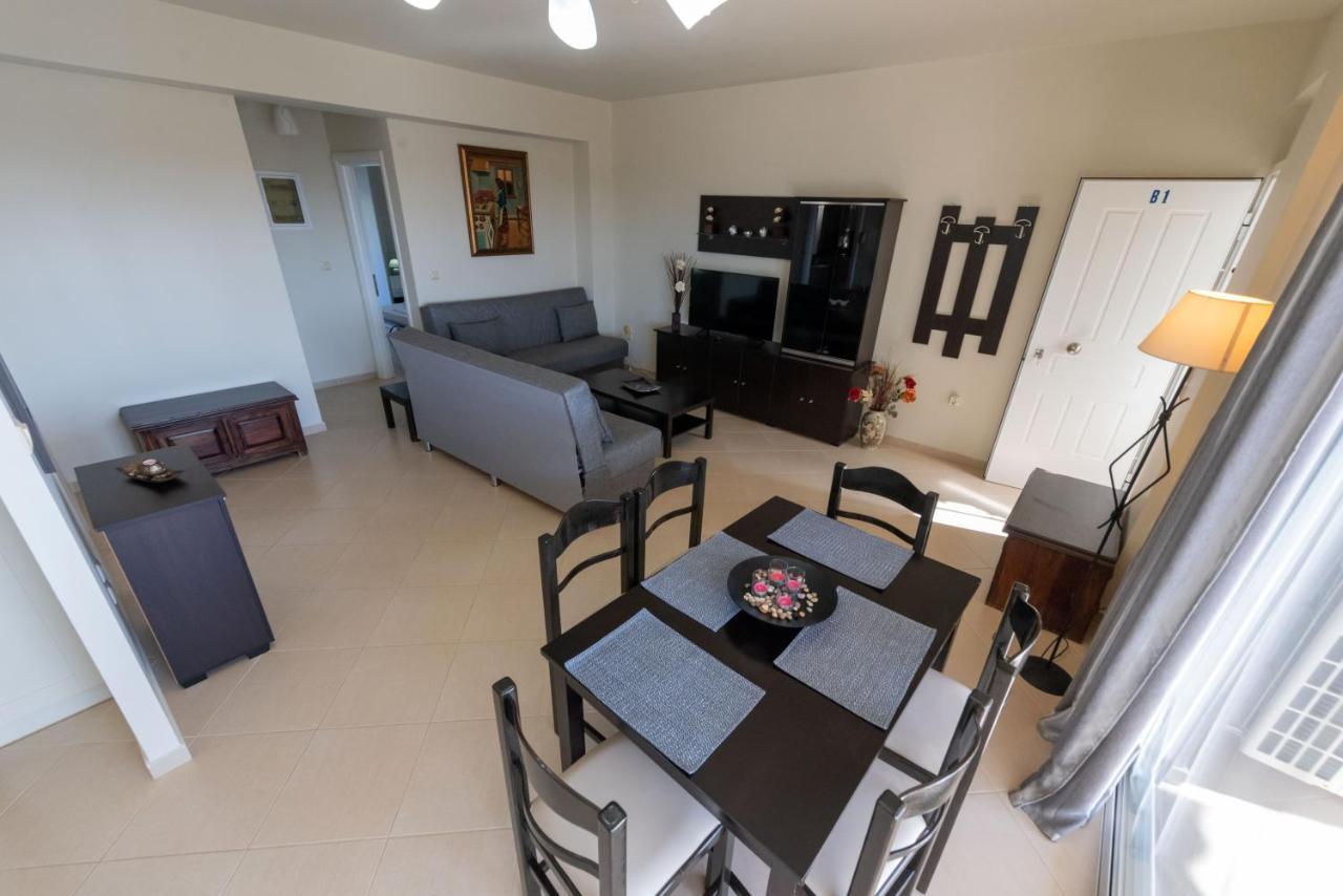 Grand Suites With Private Pools Каламата Экстерьер фото