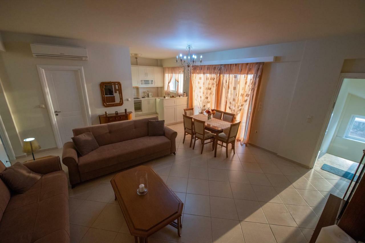 Grand Suites With Private Pools Каламата Экстерьер фото
